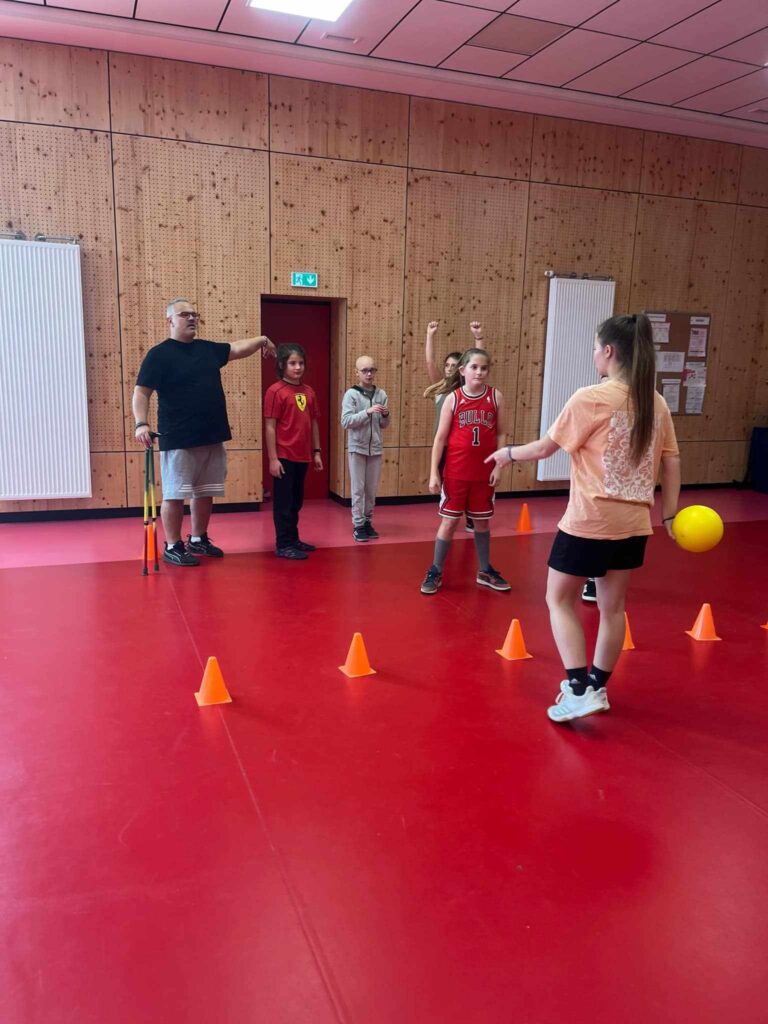 groupe d'enfants jouant au handi sport à Dieppe