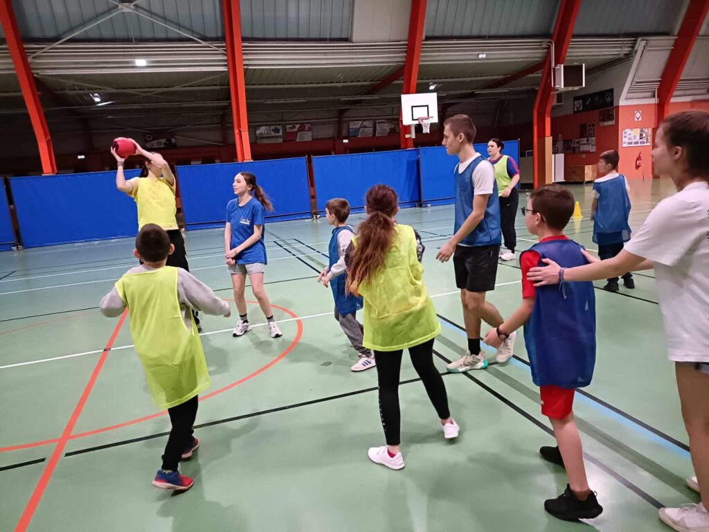 Des enfants et des bénévoles font un match de handball adapté à Neuchatel-en-Bray
