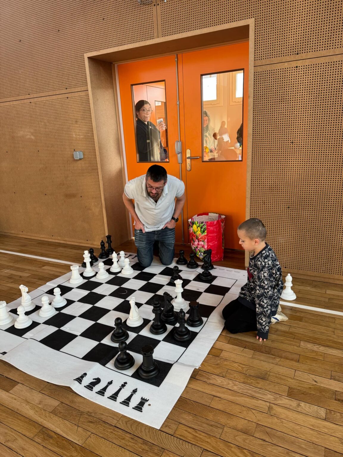 Les enfants ont des fois besoin de se concentrer à avoir un répit dans leur séance de sport grâce au bénévolat de l'échiquier dieppois