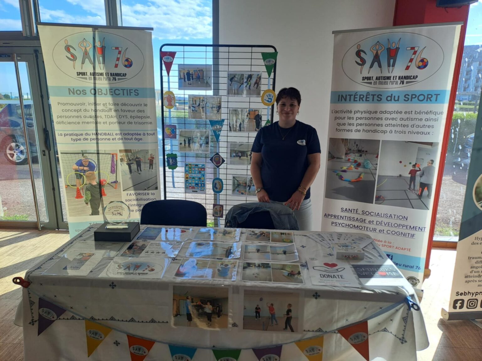 Isabelle Bizet tient un stand lors d'un salon associatif à Dieppe pour sensibiliser au sport adapté, sport-handicap