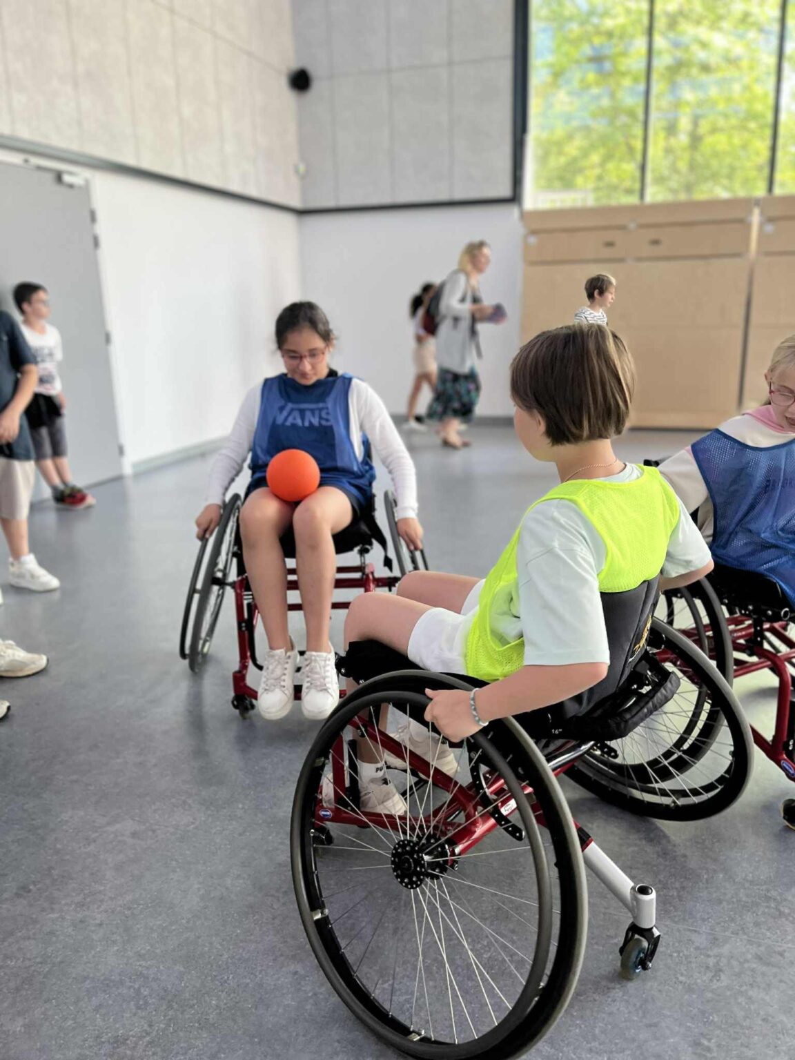 Des jeunes jouent à l'hand fauteuil à St-Nicolas-d'Aliermont