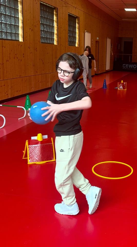Garçon avec TSA portant un casque pour l'entraînement de handball à Neufchâtel-en-Bray