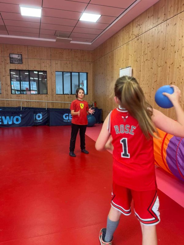 deux filles s'entrainent à Envermeu pour du handball adapté, inclusif à Envermeu